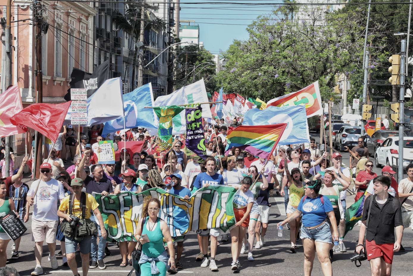 Povo saiu às ruas contra projeto aprovado pela Câmara dos Deputados que quer reduzir tempo de prisão para golpistas condenados pelo 8 de janeiro