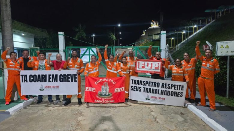 Trabalhadores do terminal aquaviário de Coari (AM) durante mobilização nesta segunda (15)