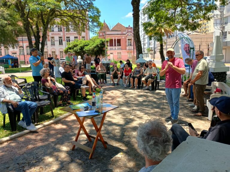 Defesa do meio ambiente reúne 100 pessoas em aula pública na Praça do Imigrante em São Leopoldo