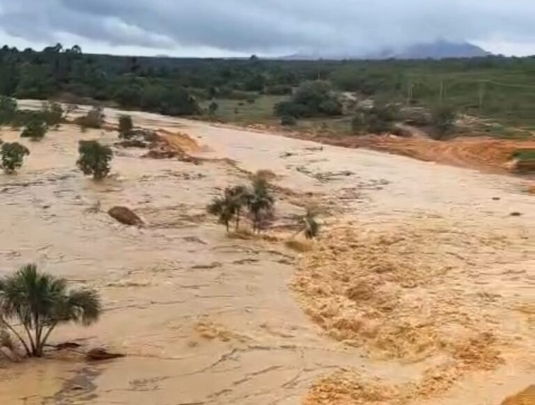 Rompimento de barragem no Tocantins obriga famílias ribeirinhas a deixarem suas casas