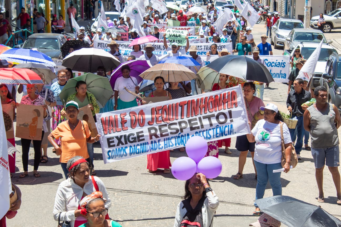 O protesto popular é uma resposta contundente às declarações da executiva Ana Cabral que classificou a população local como "geração perdida" e utilizou a expressão "mulas de água" para se referir às crianças do Vale do Jequitinhonha