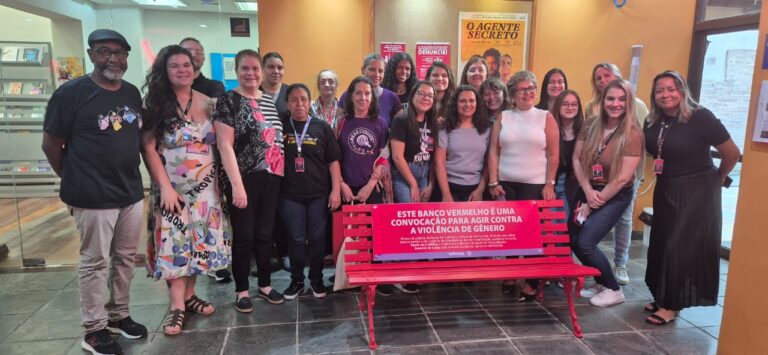 SindBancários de Porto Alegre instala placa no Banco Vermelho em ato pelo fim do feminicídio