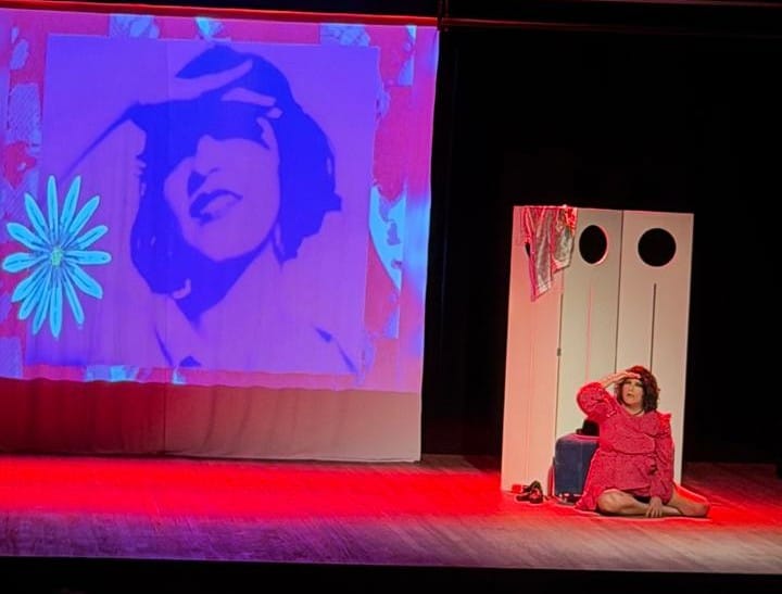 No palco, Cátia fez da voz de Pagu um gesto político direto: uma denúncia contra o patriarcado, a misoginia e o feminicídio