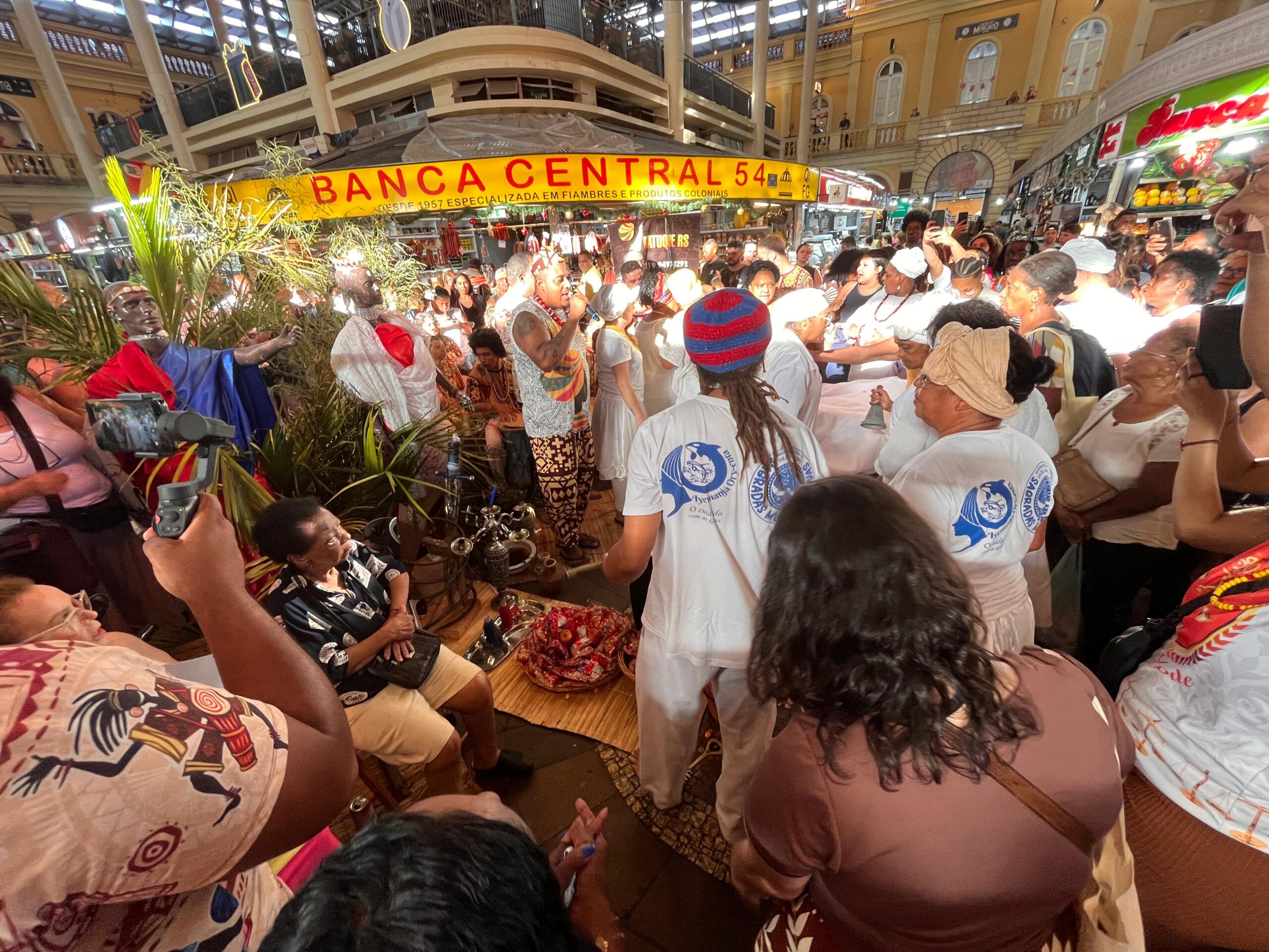 O coração do Mercado Público se transforma em território sagrado durante o Bate-Folhas
