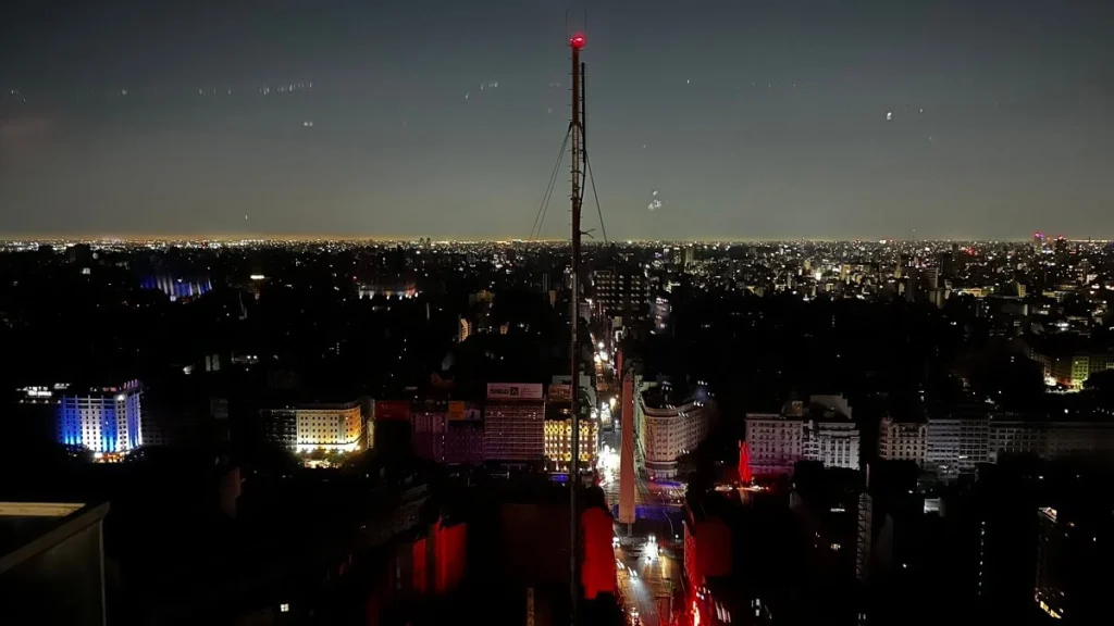Com calor e no escuro: argentinos sofrem com falhas no fornecimento de energia