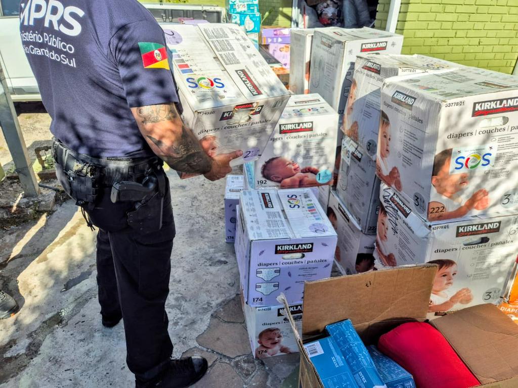 Policia com caixas de fraldas apreendidas em operação no RS