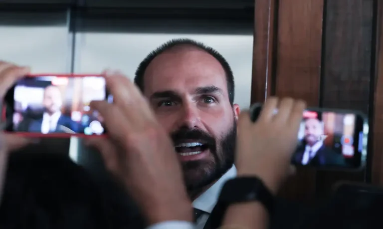 Cassações de Eduardo Bolsonaro e Ramagem são 'moeda de troca' em acordão
