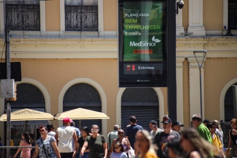 Porto Alegre aprova projeto que protege trabalhadores expostos ao calor extremo