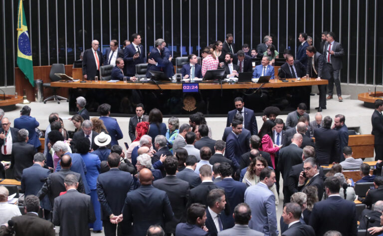 Glauber e Zambelli viraram moedas para ‘acordão’ que envolve Dosimetria, orçamento e emendas