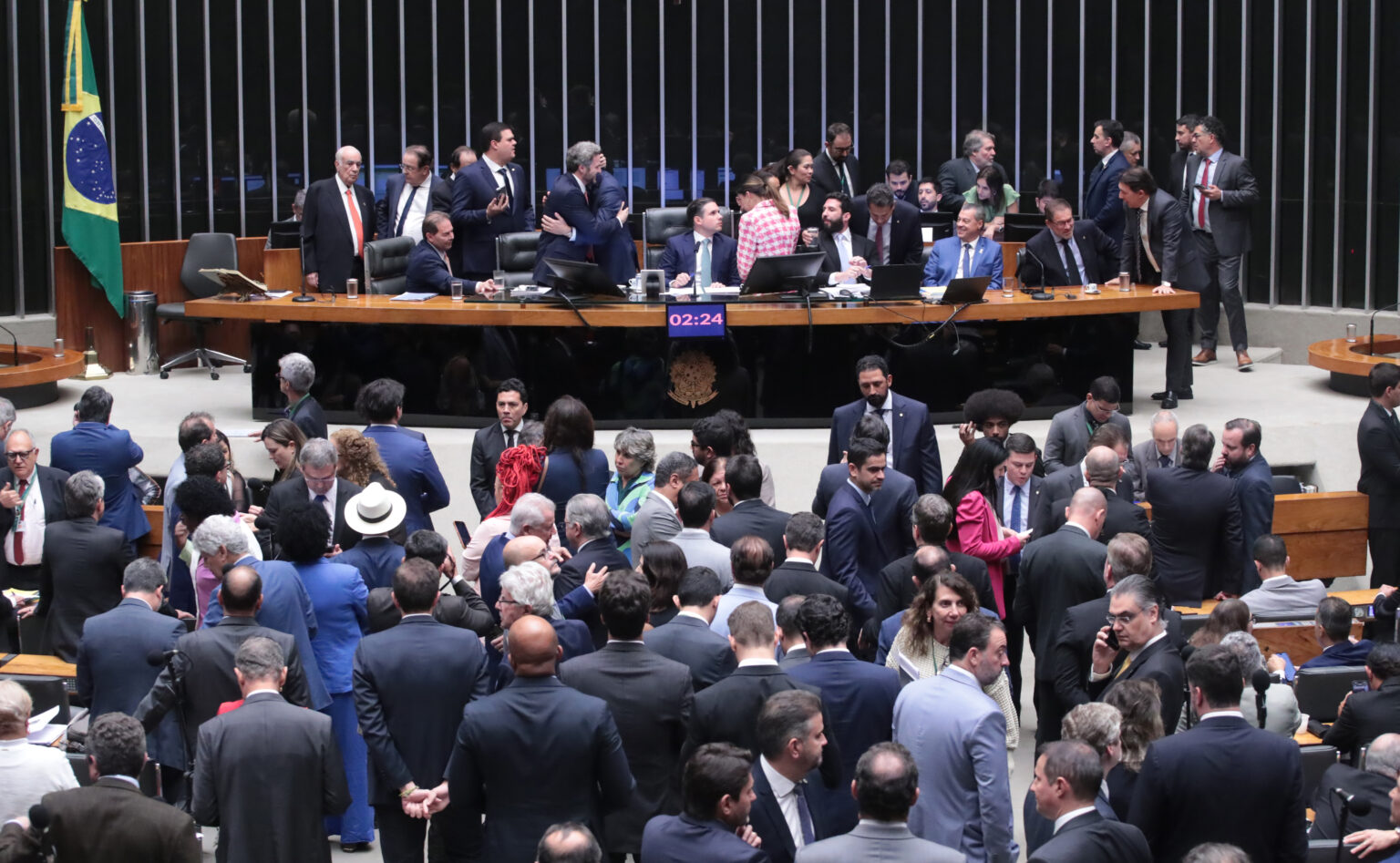 Sessão da Câmara que aprovou o PL da Dosimetria foi marcada por tensão, negociações cruzadas e disputa entre blocos parlamentares