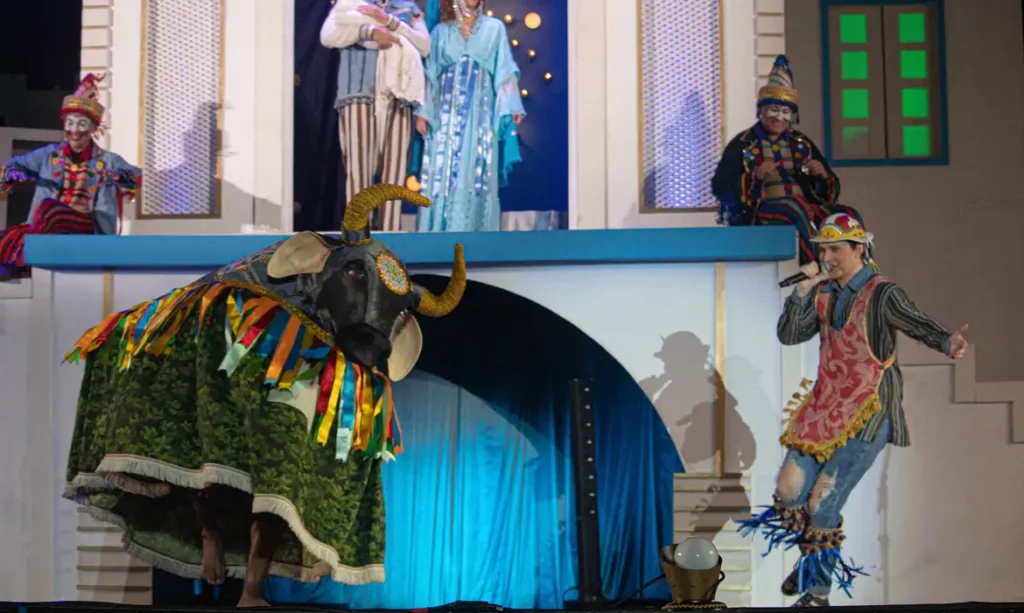 O espetáculo, que é uma cantata cênica de Natal, reúne diversas manifestações da cultura popular nordestina, como Bumba Meu Boi, os caboclinhos, o frevo e o maracatu