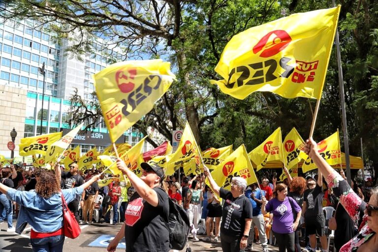 Cpers cobra reajuste e ocupa entorno da Assembleia gaúcha durante análise do orçamento