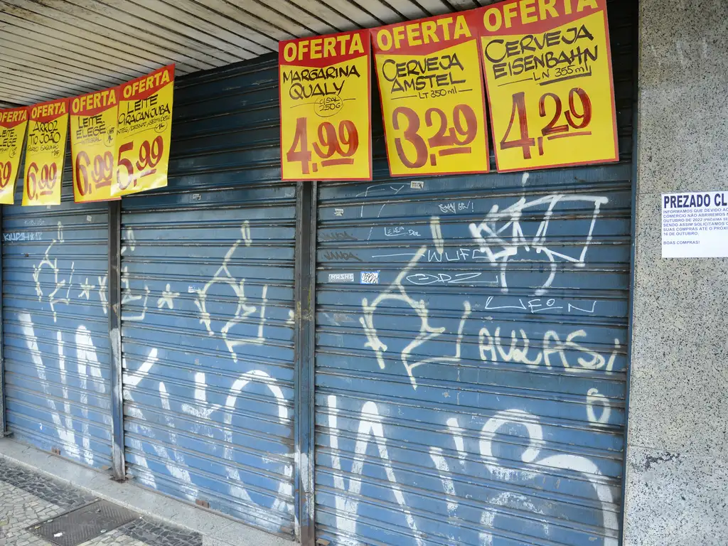 Fachada de supermercado fechada no Dia dos Comercíários