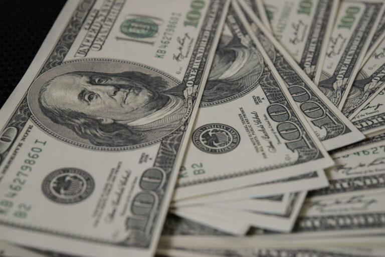 Para além do dólar: um caminho para uma nova moeda internacional de reserva