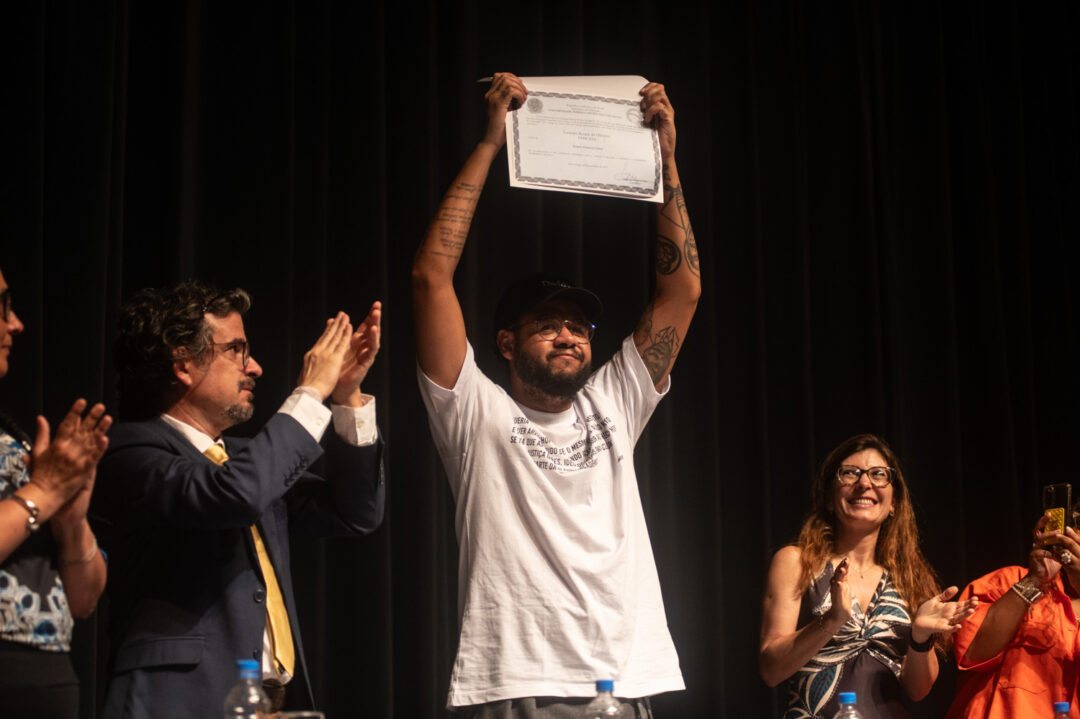 Momento da sessão solene em que Emicida, emocionado, recebeu o título de Doutor Honoris Causa da Ufrgs