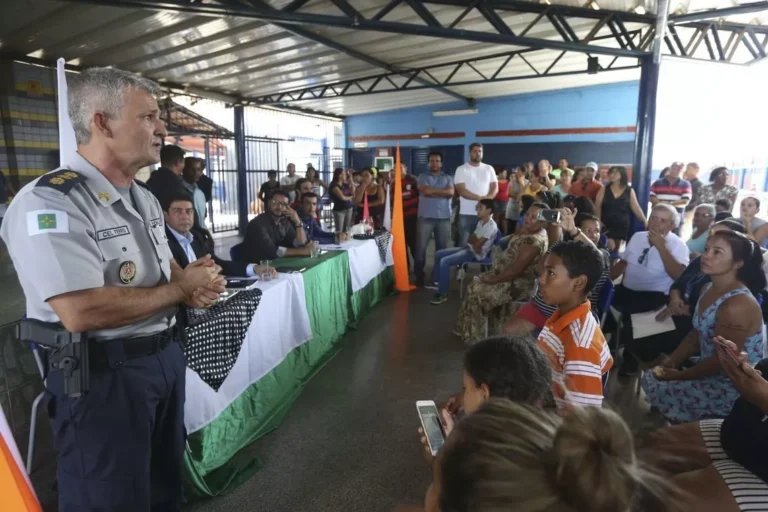 A escola cívico-militar e o currículo oculto de uma pedagogia de guerra 