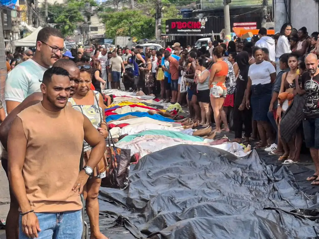 Moradores reúnem corpos da Chacina ocorrida na Penha em 28 de outubro na Praça São Lucas