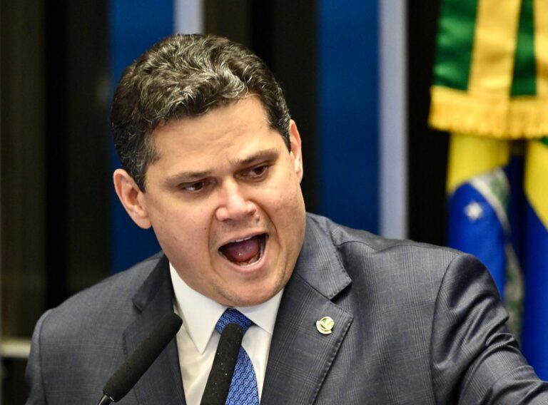 À beira de um ataque de nervos: presidente do Senado briga com governo Lula, STF e com o povo