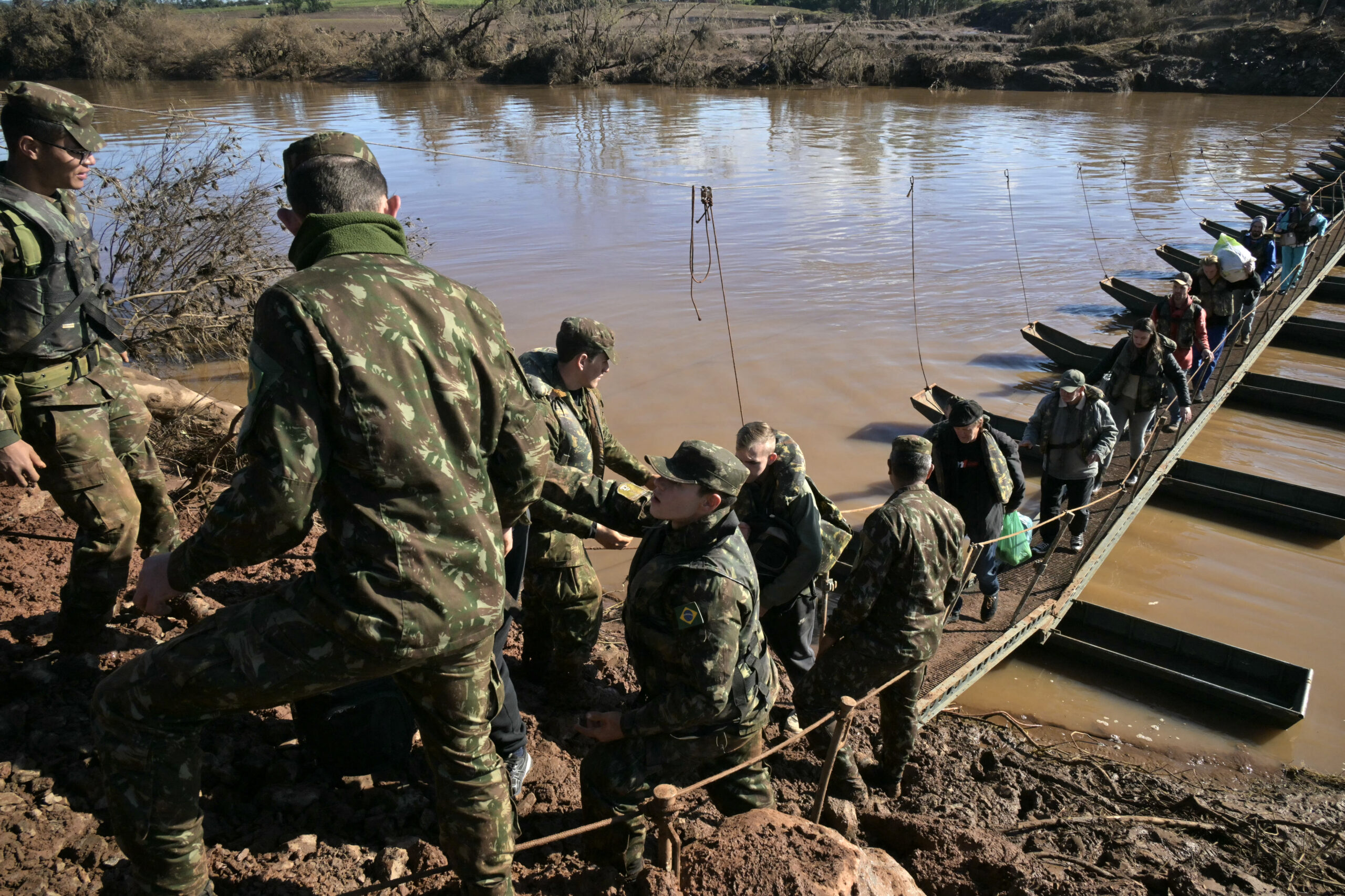 O Exército brasileiro teve participação importante na construção de obras emergenciais durante as enchentes do Rio Grande do Sul