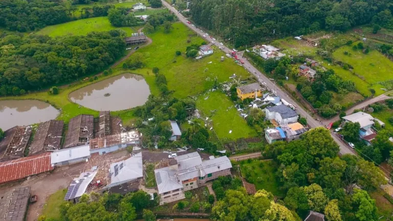 Tornado atinge Serra gaúcha e temporais causam estragos em pelo menos 18 cidades