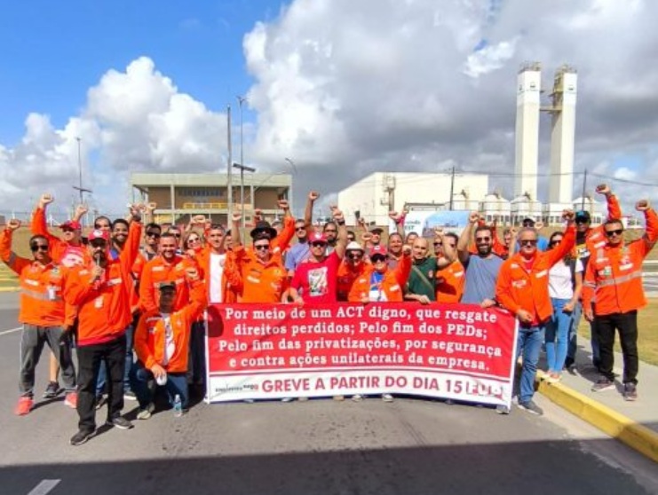 Trabalhadores da Petrobras apresentam cartaz com reivindicações