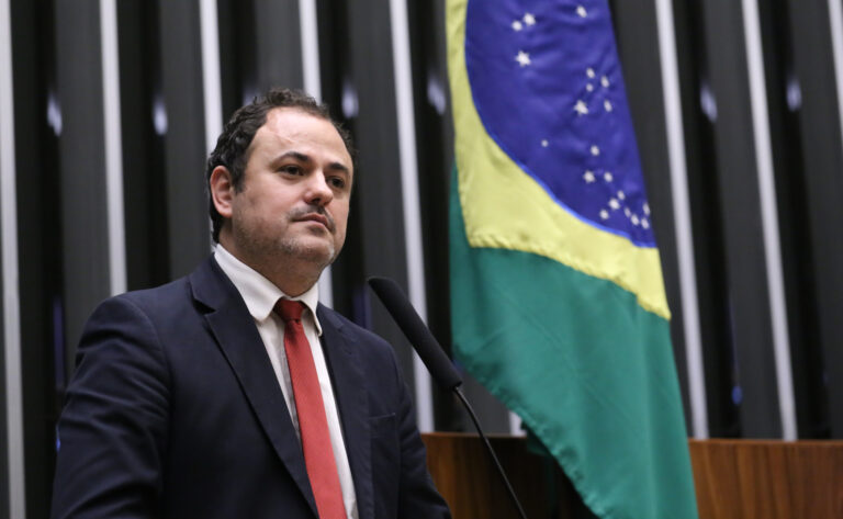 Câmara recua, mantém mandato e suspende Glauber Braga por seis meses