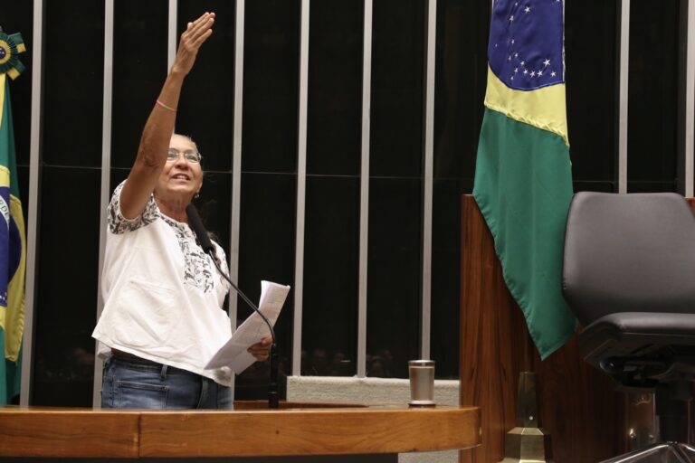 Heloísa Helena toma posse no lugar de Glauber e dá recado ao Congresso: 'Não vim fazer amigos'