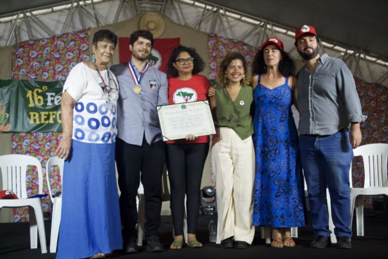 Neto de Eunice Paiva recebe homenagem póstuma à avó por sua luta contra a ditadura 