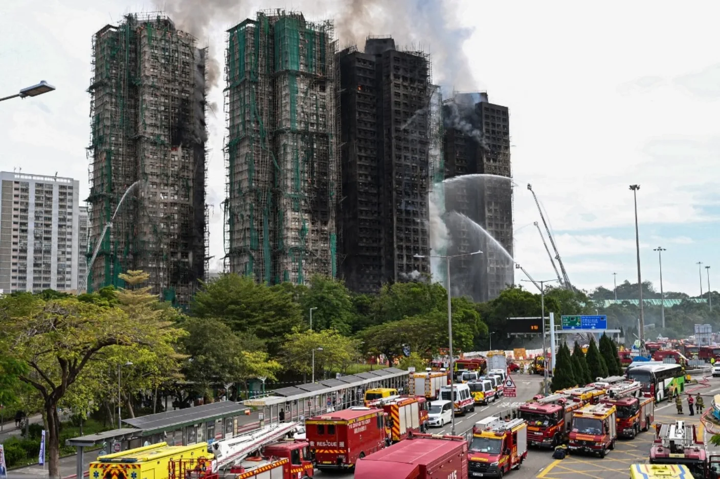 Bombeiros tentam conter incêndio no conjunto residencial Wang Fuk Court, no distrito de Tai Po, em Hong Kong, China, em 27 de novembro de 2025.