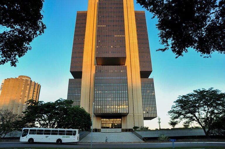Juros altos e arcabouço fiscal são ‘freios de mão puxados’ que travam o PIB, critica economista