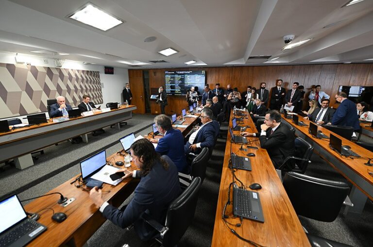 Em votação acelerada, Senado aprova lei do marco temporal um dia antes do julgamento no STF