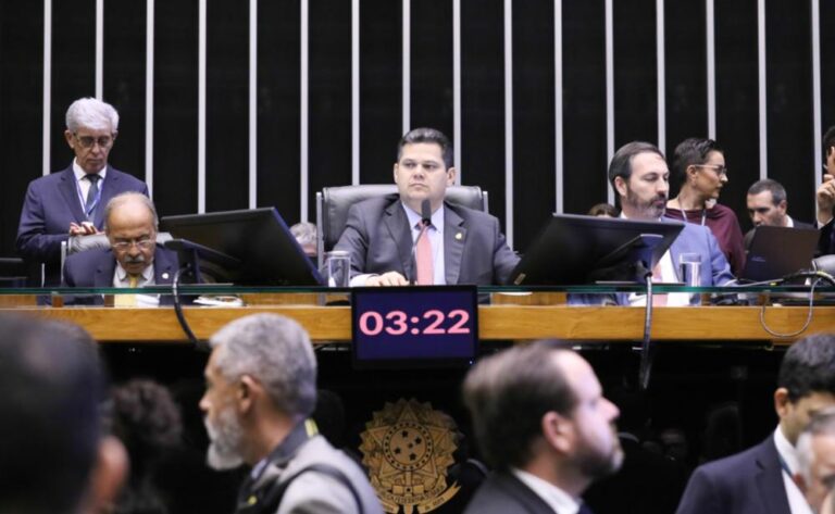 Congresso aprova LDO com superávit de R$ 34,3 bi e reajuste de 7,44% no salário mínimo