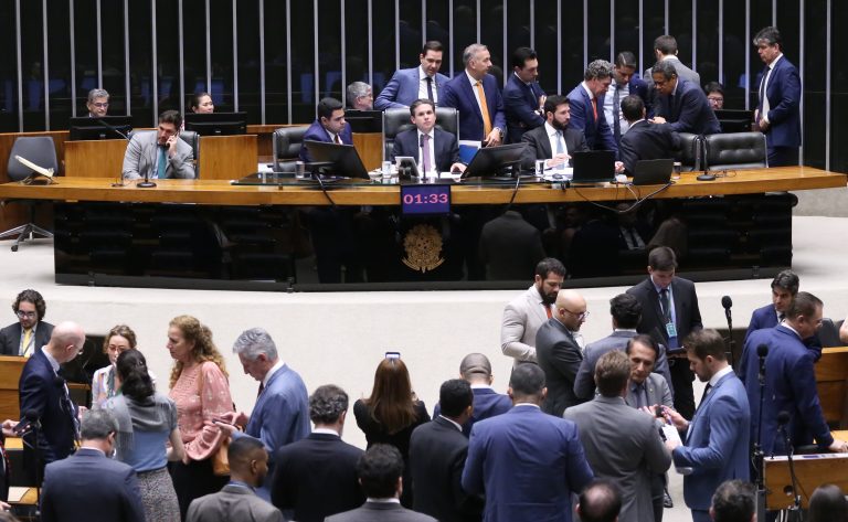 Deputados discutem a regulamentação da reforma tributária