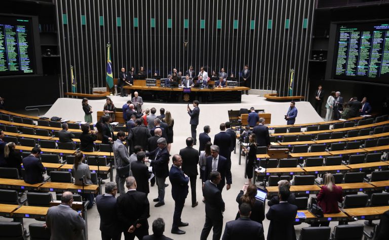 No último dia, Congresso aprova orçamento 2026 com R$ 61 bi em emendas e superávit de R$ 35 bi