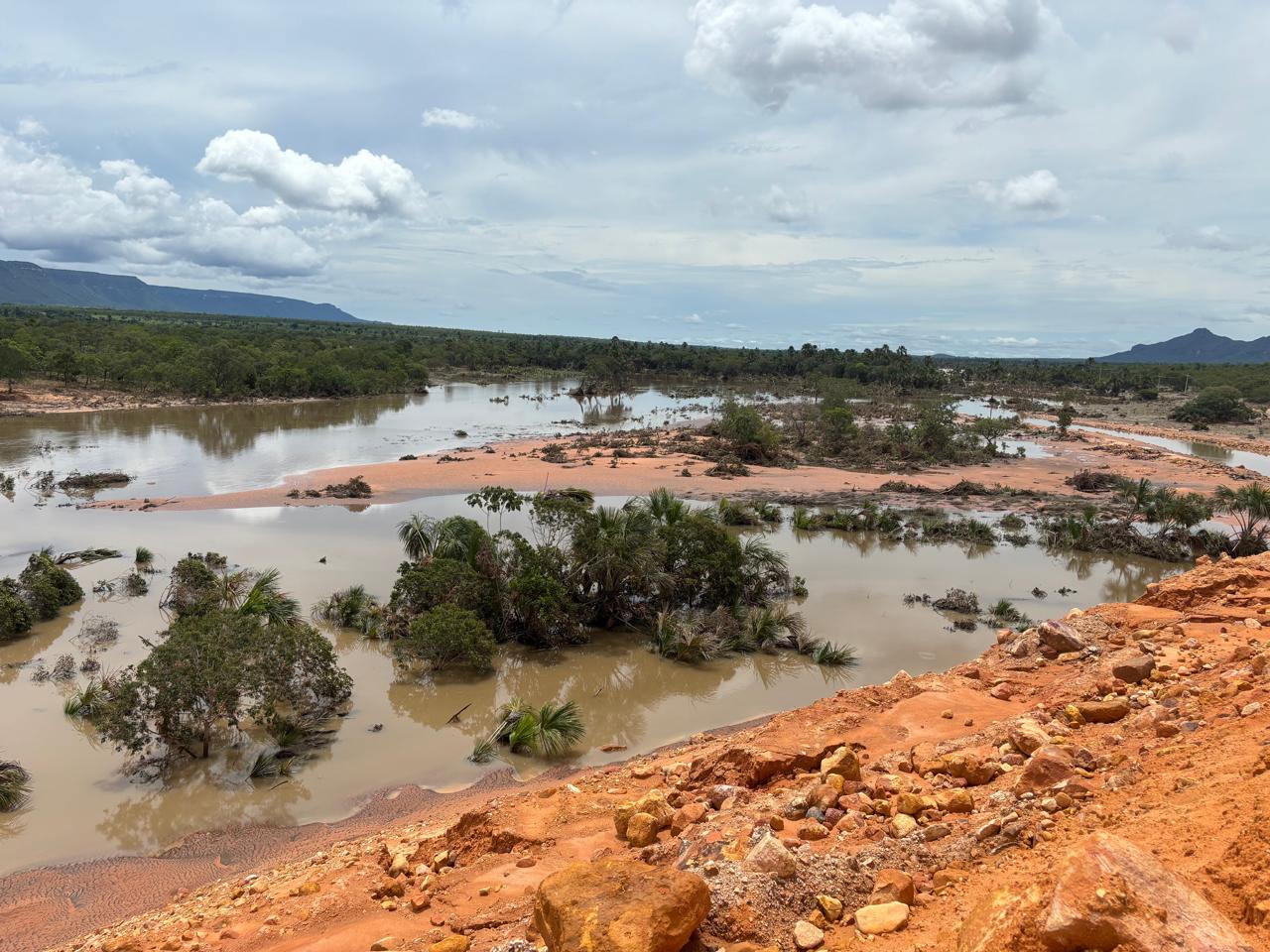 Água afetou o rio Ribeirão Bonito, arrastou árvores e causou desbarrancamento