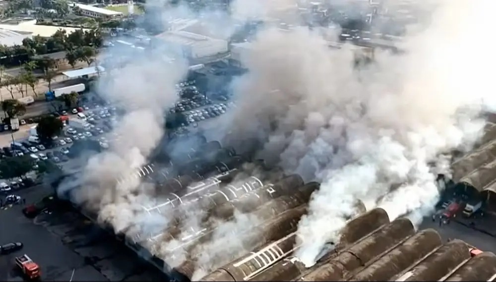 No total, foram mobilizados bombeiros de 14 quartéis, com pelo menos 110 militares e 31 viaturas