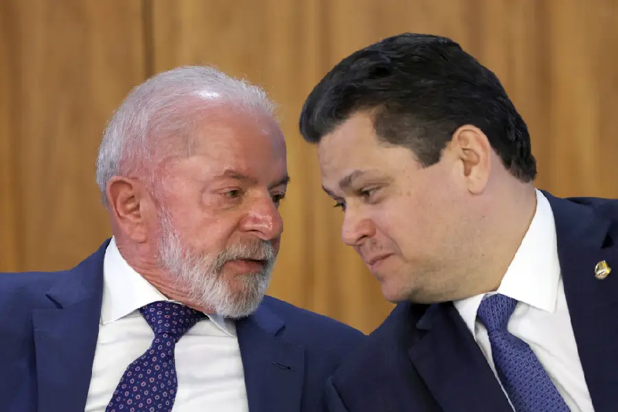 O presidente Luiz Inácio Lula da Silva conversa com o presidente do Senado, Davi Alcolumbre (União-AP)