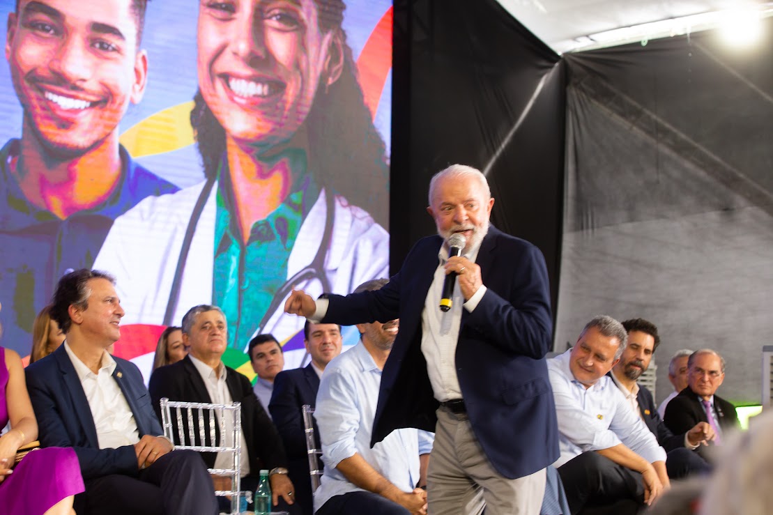 imagem do presidente lula discursando