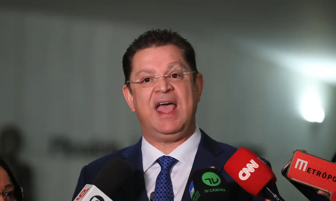 Sóstenes Cavalcante e Carlos Jordy são alvos de operação da PF