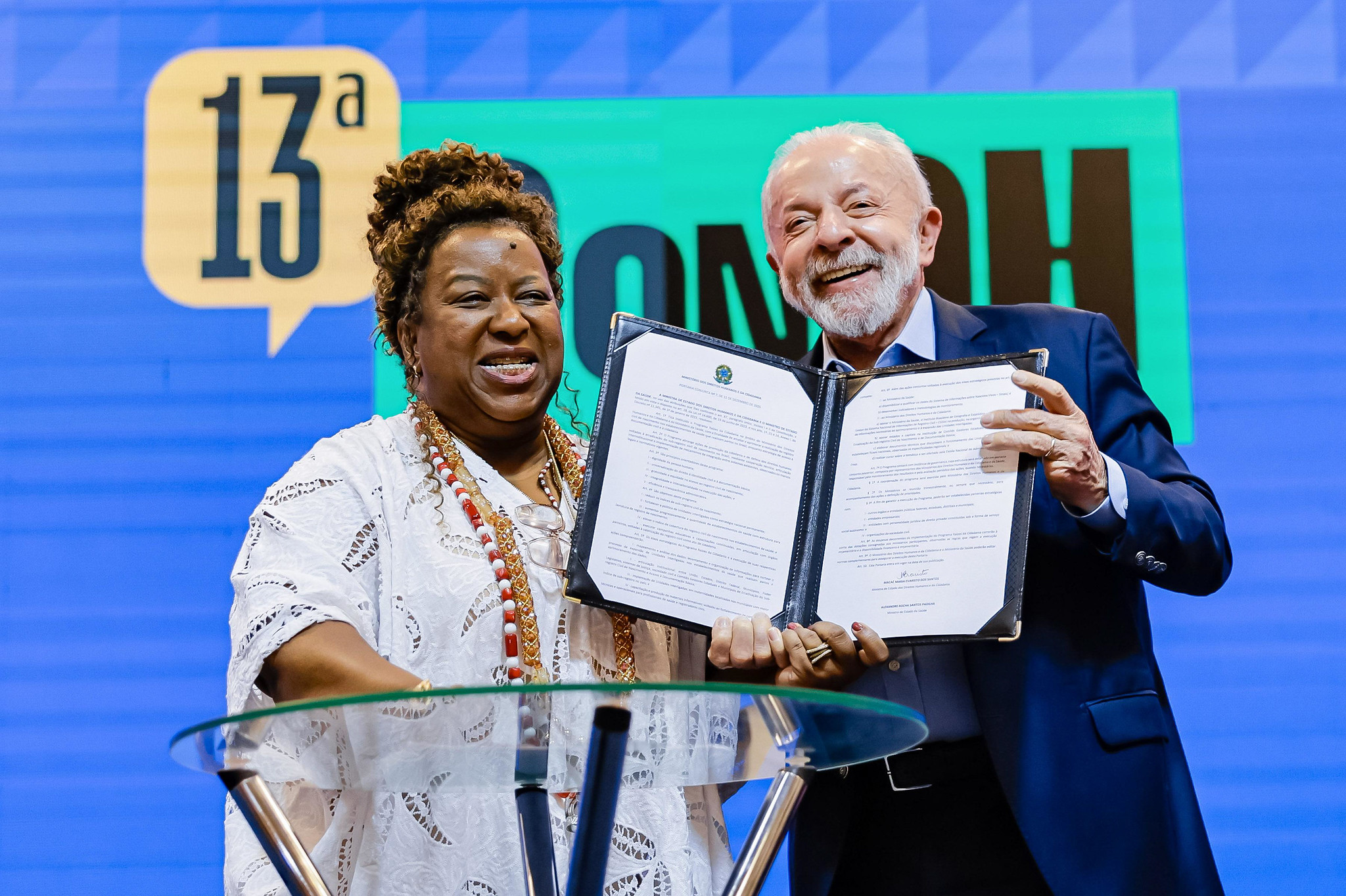 Lula e Macaé Evaristo assinaram programas de promoção dos direitos humanos