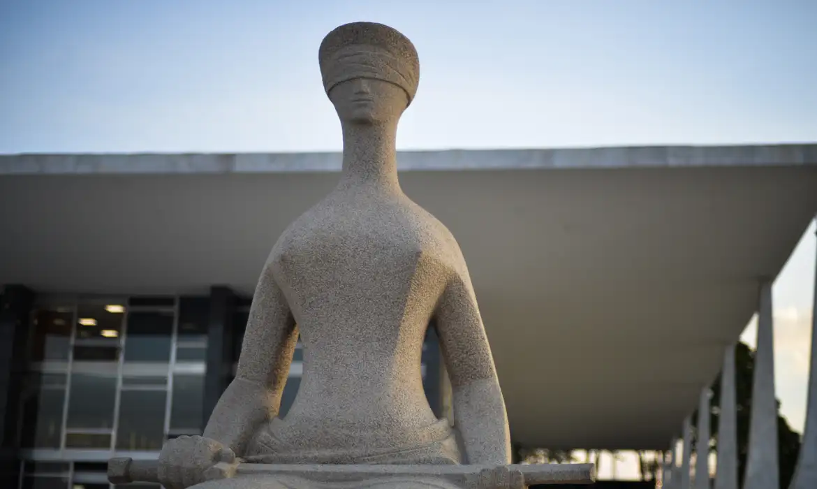 Fachada do Supremo Tribunal Federal (STF) com estátua A Justiça, de Alfredo Ceschiatti, em primeiro plano