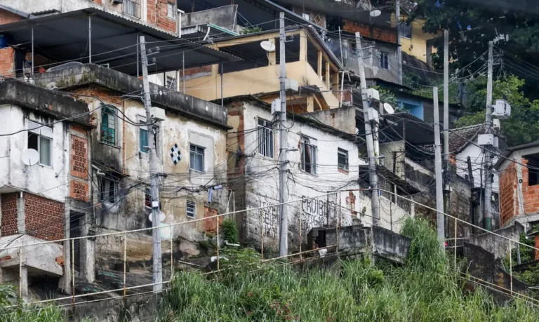 Quase 20% da população de favelas vive em vias onde não passam carros