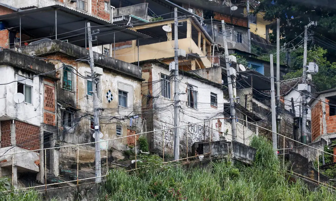 Grades de proteção na encosta do Morro do Andaraí, atendido pelo programa Favela Bairro, que completa 30 anos