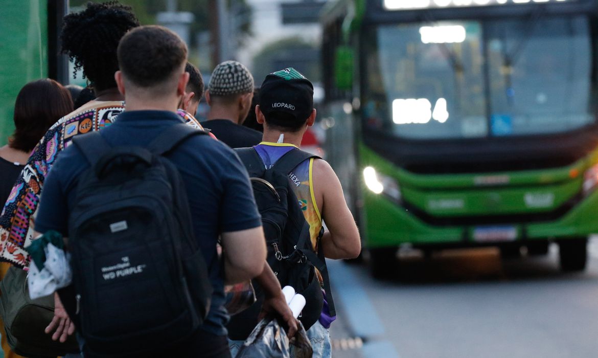 Trabalhadores usam ônibus em deslocamento na volta para casa, na região da Central do Brasil. Foto: Fernando Frazão/Agência Brasil© Fernando Frazão/Agência Brasil