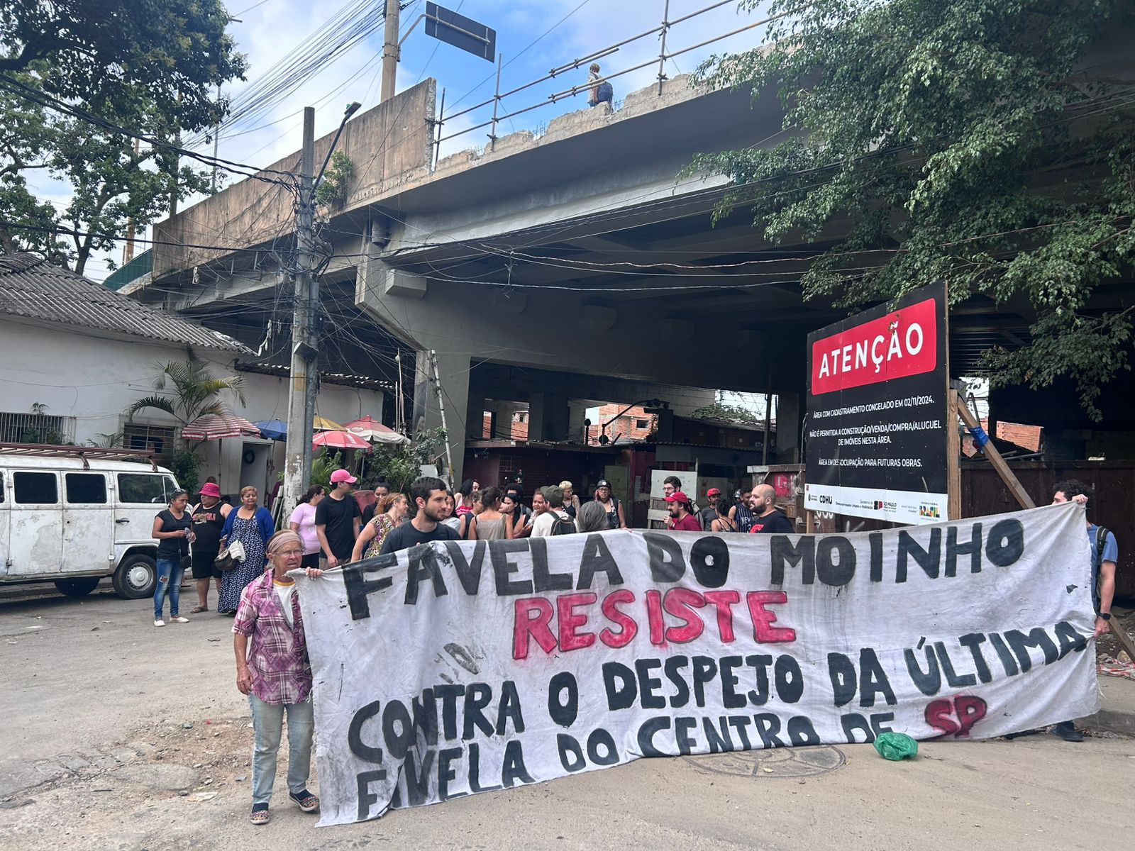 Moradores da Favela do Moinho se manifestaram nesta quinta-feira (4) contra a atuação da CDHU.