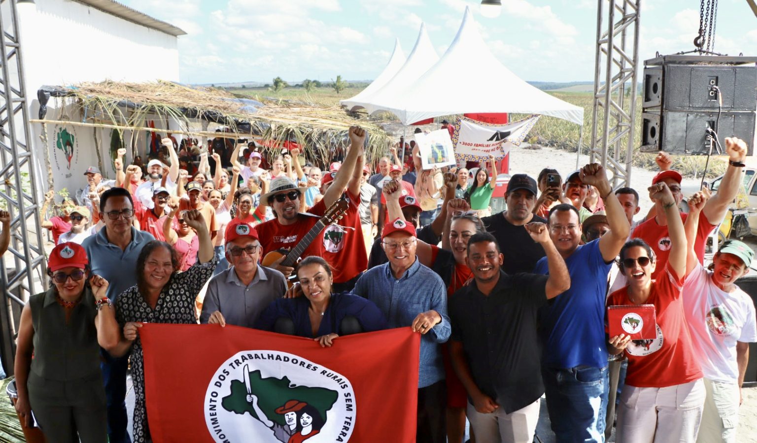 Integrantes do assentamento em Pedras de Fogo.