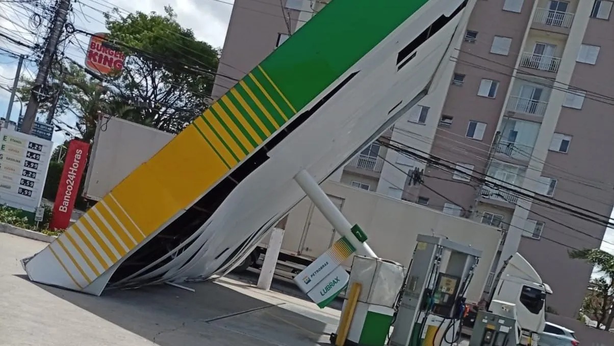 Posto de combustível cai após ventania em Diadema