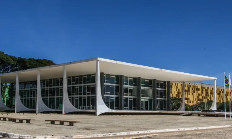 STF decide hoje se condena mais seis réus pela trama golpista
