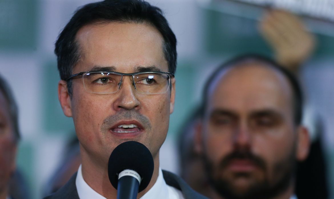 Ex-Deputado cassado, Deltan Dallagnol, durante pronunciamento no salão verde da Câmara. Foto Lula Marques/ Agência Brasil.© Lula Marques/ Agência Brasil