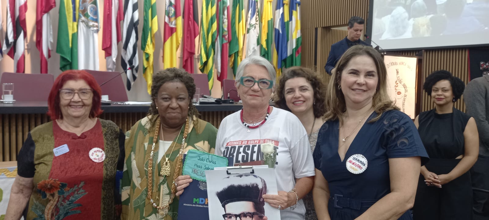 Sônia Hass recebeu certidão de óbito de João Carlos Hass Sobrinho das mãos da ministra Macaé Evaristo